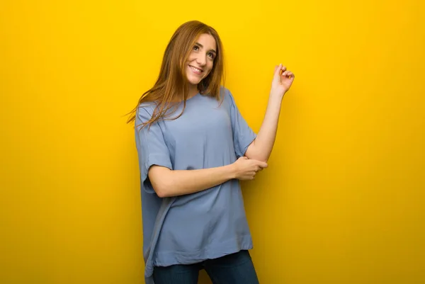 Chica Pelirroja Joven Sobre Fondo Amarillo Pared Señalando Una Gran — Foto de Stock