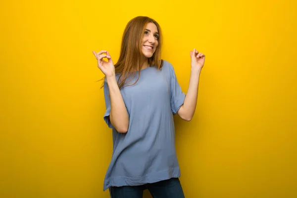 Jeune Fille Rousse Sur Fond Mur Jaune Pointant Avec Index — Photo