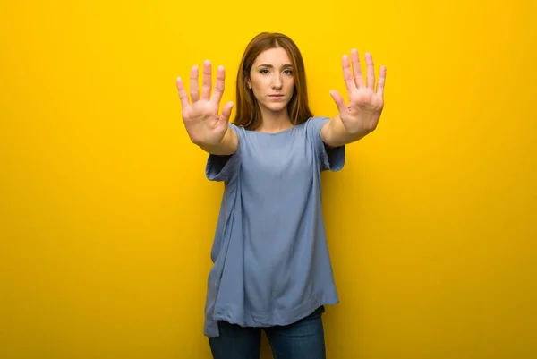 Chica Pelirroja Joven Sobre Fondo Amarillo Pared Haciendo Gesto Parada —  Fotos de Stock