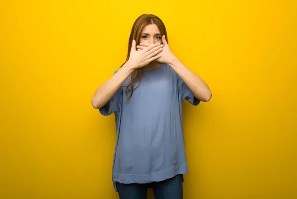 Młoda Ruda Dziewczyna Nad Tło Żółte Ściany Obejmujące Usta Rękami — Zdjęcie stockowe