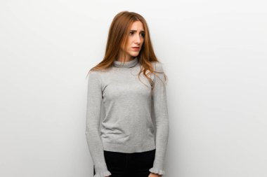 Beyaz duvar duygu üzgün Kızıl saçlı kız