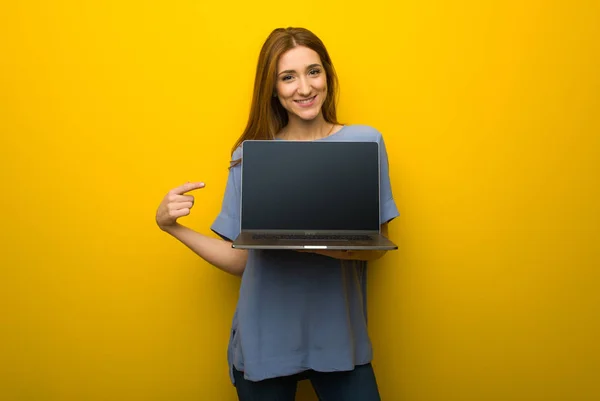Young Redhead Girl Yellow Wall Background Showing Laptop — Stock Photo, Image