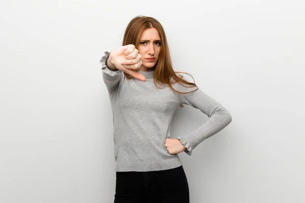 Menina Ruiva Sobre Parede Branca Mostrando Polegar Para Baixo Sinal — Fotografia de Stock