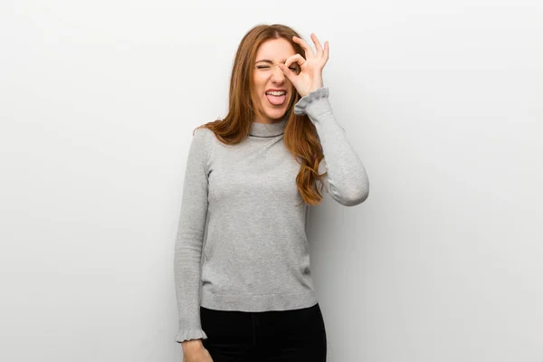 Rothaarige Mädchen Über Weiße Wand Macht Lustig Und Verrückt Gesicht — Stockfoto