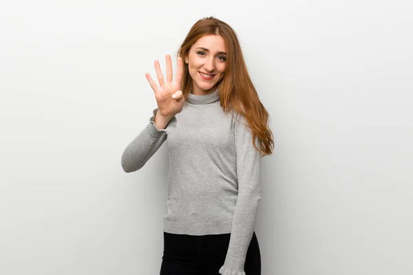 Roodharige Meisje Witte Muur Gelukkig Tellen Vier Met Vingers — Stockfoto