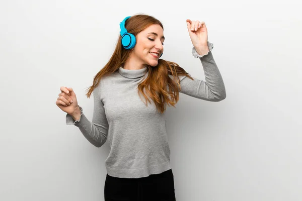 Redhead Girl White Wall Listening Music Headphones Dancing — Stock Photo, Image