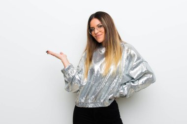 Beyaz duvar boşaltmak hayali avuç içinde holding üzerinden gözlüklü genç kadın bir reklam eklemek için