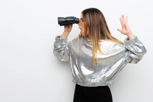 Mujer Joven Con Gafas Sobre Pared Blanca Mirando Lejos Con — Foto de Stock