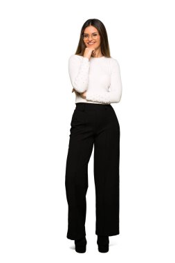 Tam vücut olan gözlük gözlük ve gülümseyen güzel kadın