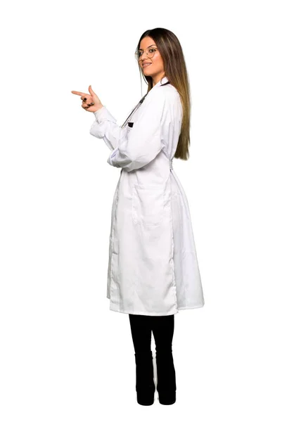 Hela Kroppen Unga Läkare Kvinna Pekande Finger Till Sidan Sidoläge — Stockfoto