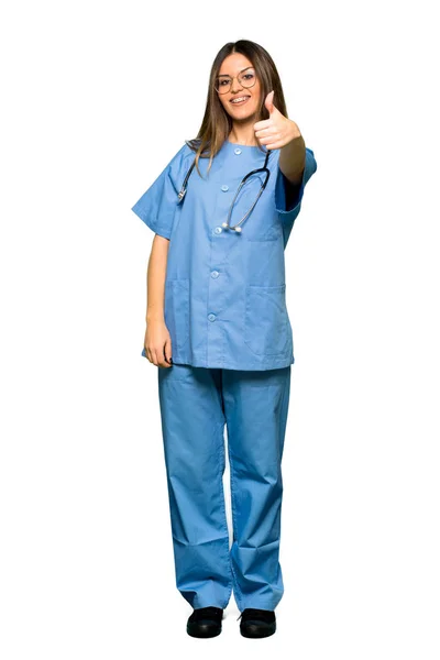 Cuerpo Completo Enfermera Joven Dando Gesto Pulgar Hacia Arriba Porque — Foto de Stock