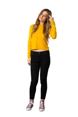 Beyaz arka plan tam uzunlukta bir atış bir genç kızın intihar jest yapma sorunları olan sarı kazaklı izole