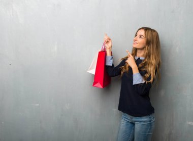İşaret parmağı ile işaret ve ararken poşetler kızla