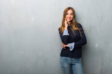 Gülümseyen ve öne doğru emin yüz ile seyir telemarketer kadın