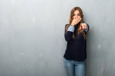 Birisi parmak ile işaret ve gülerek telemarketer kadın