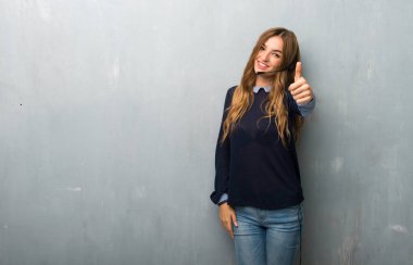 Çünkü iyi bir şey oldu bir başparmak yukarıya jest telemarketer bir kadın