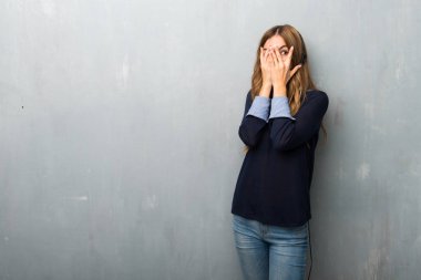 Gözleri eller tarafından kapsayan ve parmaklarının arasından seyir telemarketer kadın