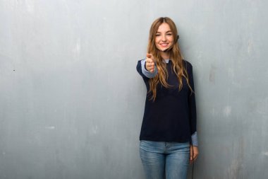 İyi bir anlaşma kapanış tokalaşırken telemarketer kadın