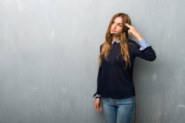 Telemarketer kadın intihar jest yapma sorunları ile