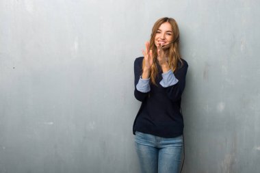 Bir konferansta sunum sonrası applauding telemarketer kadın