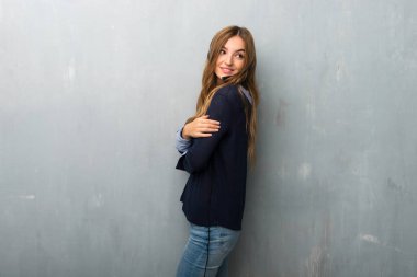 Telemarketer kadın bir gülümseme ile omuz üzerinden arıyor