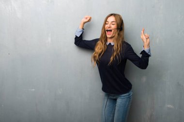 Telemarketer kadın mutlu ve atlama