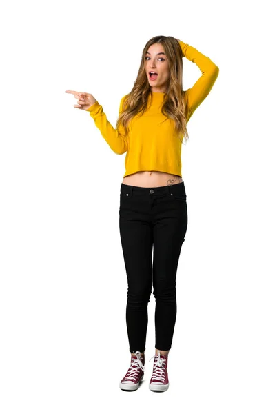 Full Length Shot Una Giovane Ragazza Con Maglione Giallo Che — Foto Stock