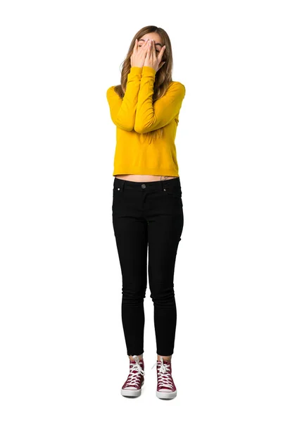 Tiro Comprimento Total Uma Jovem Com Suéter Amarelo Cobrindo Olhos — Fotografia de Stock