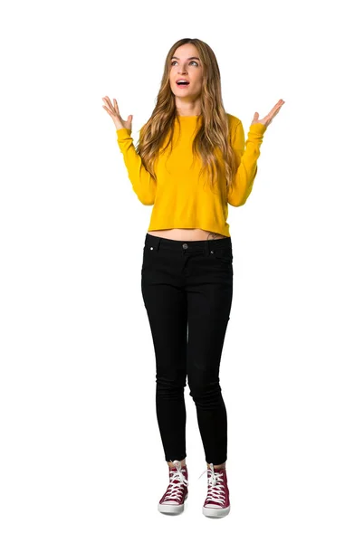 Pełnej Długości Strzał Młodej Dziewczyny Żółty Sweterek Sfrustrowany Przez Złej — Zdjęcie stockowe