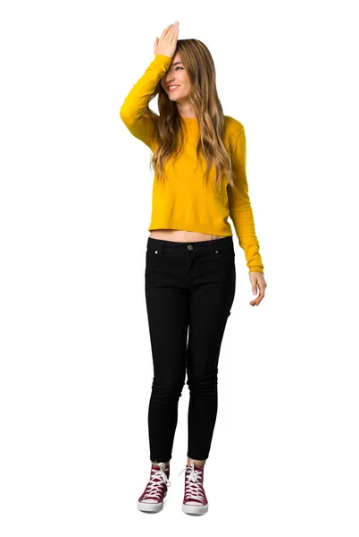 黄色のセーターと若い女の子のフルレングス シュートちょうど何かを実現して 分離の白い背景の上のソリューションをしようとします — ストック写真