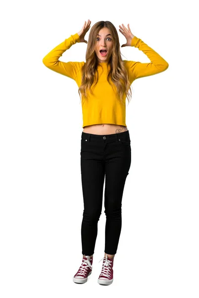 Pełnej Długości Strzał Młodej Dziewczyny Żółty Sweterek Zaskoczenia Zszokowany Wyraz — Zdjęcie stockowe