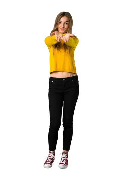 孤立した白い背景に広告を挿入する黄色いセーターを着て Copyspace を保持するには 架空の手のひらで若い女の子のフルレングス シュート — ストック写真