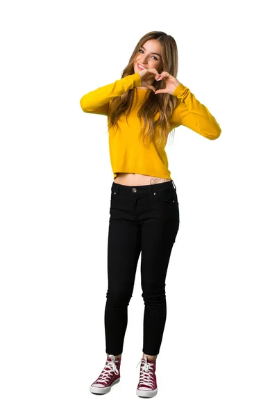 Повнометражний Знімок Молодої Дівчини Жовтим Светром Який Робить Символ Серця — стокове фото