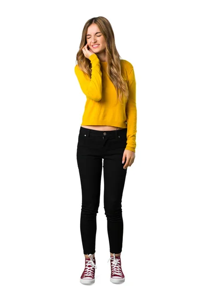 歯痛分離の白い背景の上に黄色のセーターと若い女の子のフルレングス ショット — ストック写真