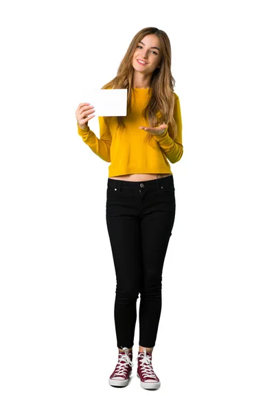 Una Foto Completa Una Joven Con Suéter Amarillo Sosteniendo Cartel — Foto de Stock