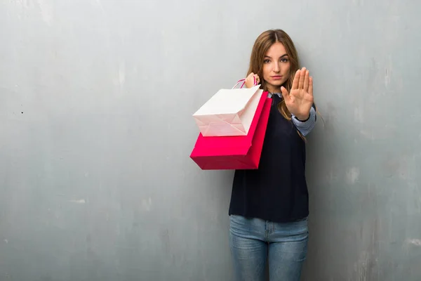 Menina Com Sacos Compras Fazendo Parar Gesto Negando Uma Situação — Fotografia de Stock