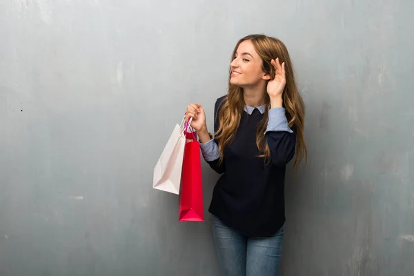 Chica Con Bolsas Compras Escuchando Algo Poniendo Mano Oreja —  Fotos de Stock