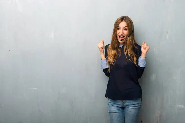 Telemarketeer Vrouw Vieren Een Overwinning Positie Van Winnaar — Stockfoto