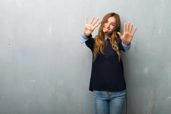 Telemarketerin Zählt Neun Mit Den Fingern — Stockfoto