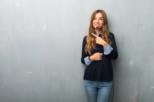 Telemarketeer Woman Wijzend Naar Kant Presenteren Van Een Product — Stockfoto