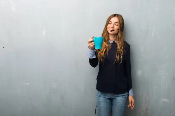 熱い一杯のコーヒーを保持しているテレマーケティング女性 — ストック写真