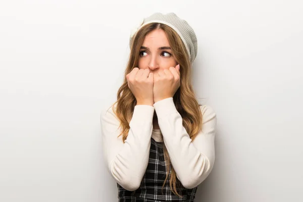 Moda Mujer Usando Sombrero Poco Nervioso Asustado Poner Las Manos — Foto de Stock