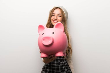 Modaya uygun bir servet tutan şapka giyen kadın