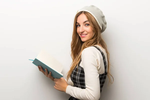 Mulher Moda Usando Chapéu Segurando Livro Gostando Ler — Fotografia de Stock