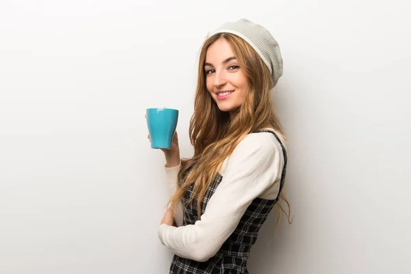 Módně Žena Nosí Klobouk Drží Horký Šálek Kávy — Stock fotografie