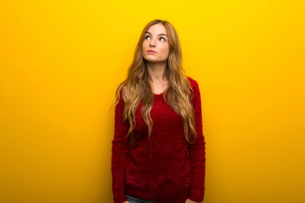 Menina Fundo Amarelo Vibrante Olhando Para Cima Com Rosto Sério — Fotografia de Stock