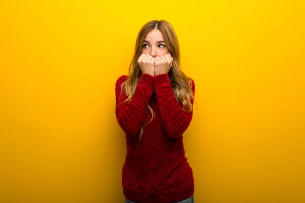 Junges Mädchen Auf Leuchtend Gelbem Hintergrund Ist Etwas Nervös Und — Stockfoto