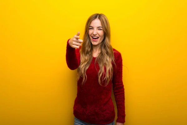 Giovane Ragazza Sfondo Giallo Vibrante Frustrato Una Brutta Situazione Indicando — Foto Stock