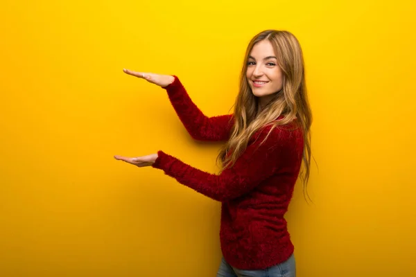 Canlı Sarı Arka Plan Boşaltmak Tutan Genç Kız Bir Reklam — Stok fotoğraf