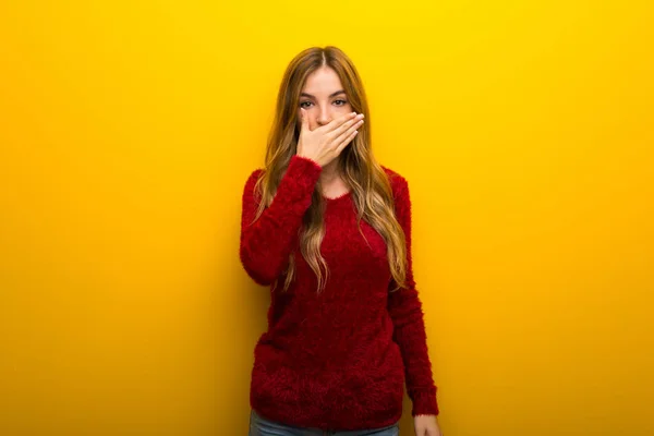 Junges Mädchen Auf Leuchtend Gelbem Hintergrund Das Den Mund Mit — Stockfoto
